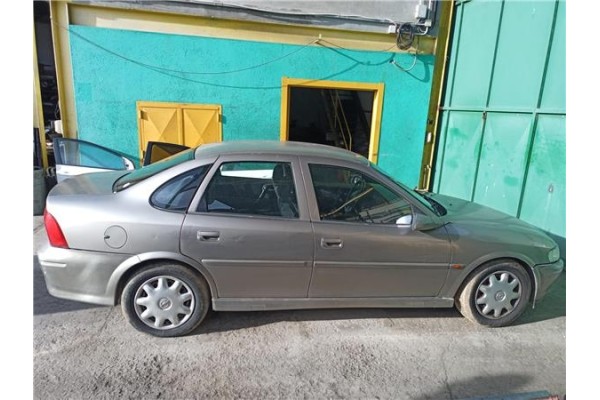 opel vectra b berlina del año 2000