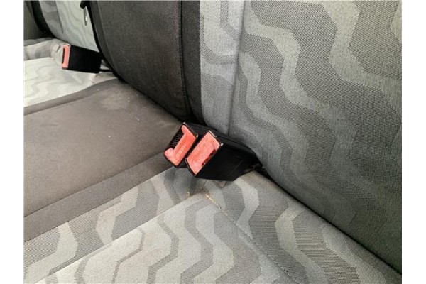 Recambio de anclaje cinturon trasero izquierdo para skoda fabia (5j2) 1.4 tdi referencia OEM IAM 5J6857488  