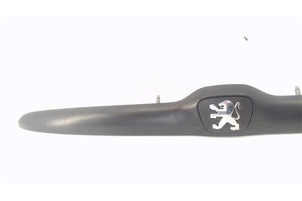 Recambio de moldura porton trasero para peugeot 206 1.1 i referencia OEM IAM 9629038877 9628745877 