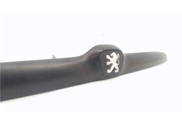Recambio de moldura porton trasero para peugeot 206 1.1 i referencia OEM IAM 9629038877 9628745877 