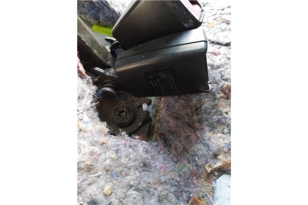 Recambio de anclaje cinturon trasero central para opel corsa d 1.3 cdti referencia OEM IAM 13274779  