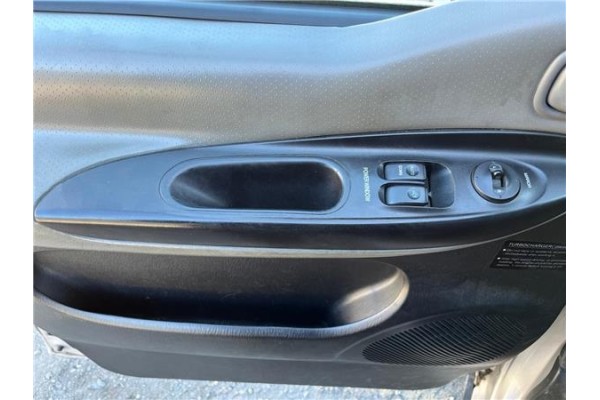 Recambio de mando elevalunas delantero izquierdo para hyundai h-1 furgón 2.5 crdi referencia OEM IAM 935704A000  