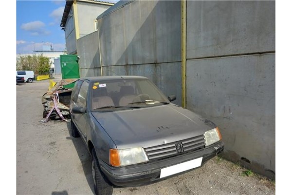 peugeot 205 berlina (1983) del año 