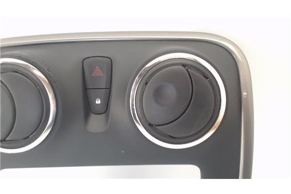 Recambio de embellecedor consola central para dacia sandero ii 1.2 ambiance referencia OEM IAM 682608729R 1247213X 