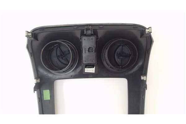 Recambio de embellecedor consola central para dacia sandero ii 1.2 ambiance referencia OEM IAM 682608729R 1247213X 