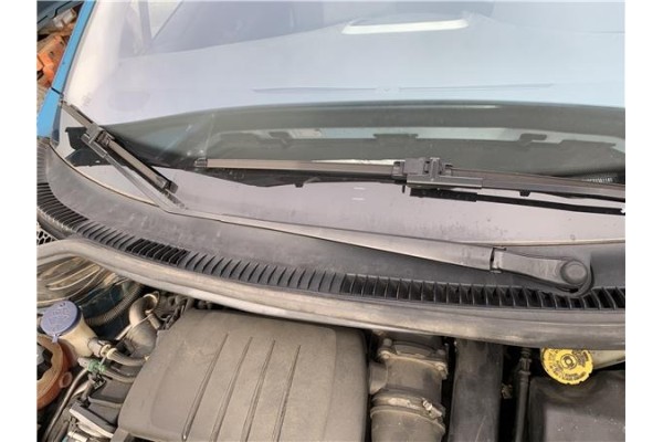 Recambio de brazo limpiaparabrisas delantero derecho para peugeot 207 1.6 hdi referencia OEM IAM 6429AN  