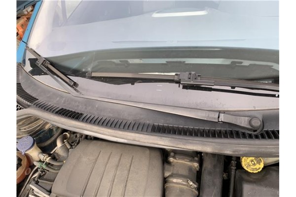 Recambio de brazo limpiaparabrisas delantero derecho para peugeot 207 1.6 hdi referencia OEM IAM 6429AN  
