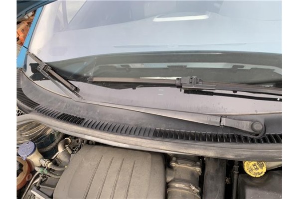 Recambio de brazo limpiaparabrisas delantero derecho para peugeot 207 1.6 hdi referencia OEM IAM 6429AN  