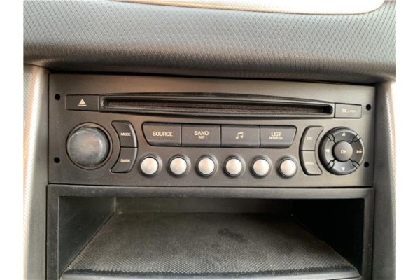 Recambio de autoradio para peugeot 207 1.6 hdi referencia OEM IAM 6564P5  