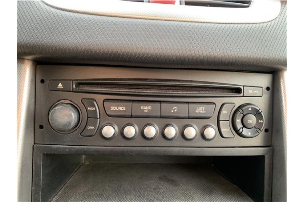 Recambio de autoradio para peugeot 207 1.6 hdi referencia OEM IAM 6564P5  