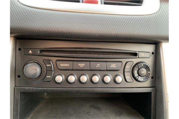 Recambio de autoradio para peugeot 207 1.6 hdi referencia OEM IAM 6564P5  