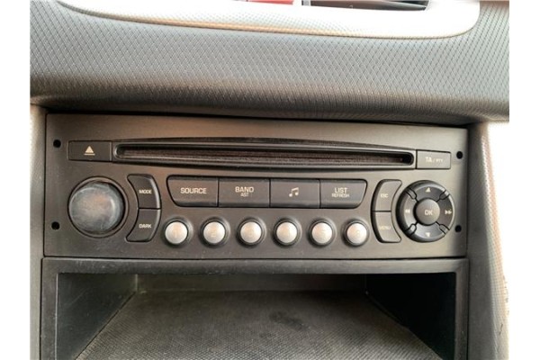 Recambio de autoradio para peugeot 207 1.6 hdi referencia OEM IAM 6564P5  