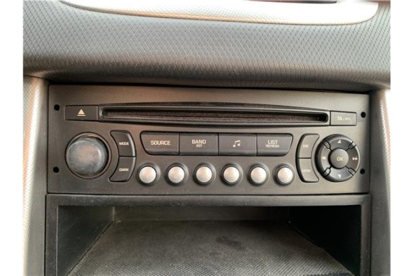 Recambio de autoradio para peugeot 207 1.6 hdi referencia OEM IAM 6564P5  