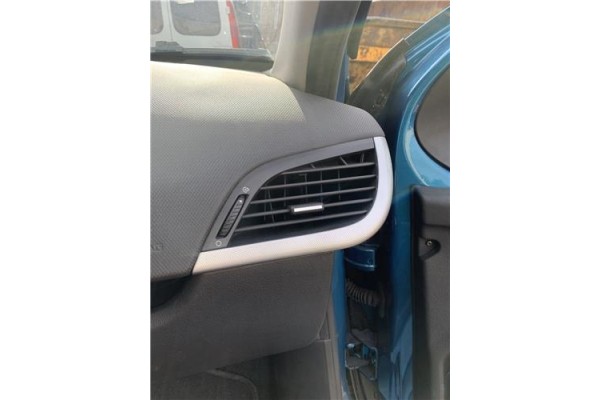 Recambio de rejilla entrada de aire para peugeot 207 1.6 hdi referencia OEM IAM 8265V4 8265LW 