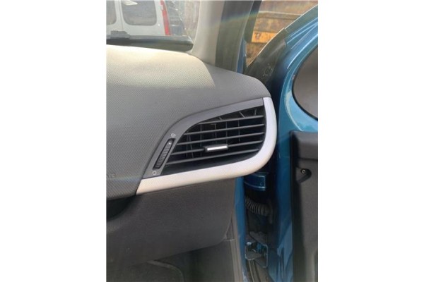 Recambio de rejilla entrada de aire para peugeot 207 1.6 hdi referencia OEM IAM 8265V4 8265LW 