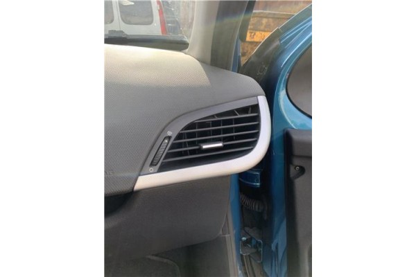 Recambio de rejilla entrada de aire para peugeot 207 1.6 hdi referencia OEM IAM 8265V4 8265LW 