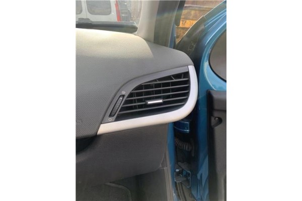 Recambio de rejilla entrada de aire para peugeot 207 1.6 hdi referencia OEM IAM 8265V4 8265LW 