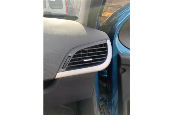 Recambio de rejilla entrada de aire para peugeot 207 1.6 hdi referencia OEM IAM 8265V4 8265LW 