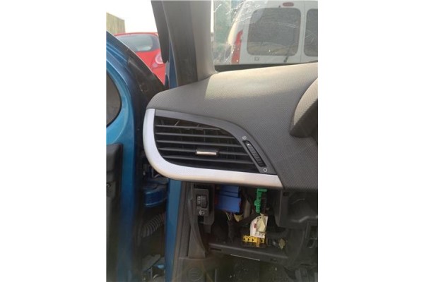 Recambio de rejilla entrada de aire para peugeot 207 1.6 hdi referencia OEM IAM 8265V5 8265LX 