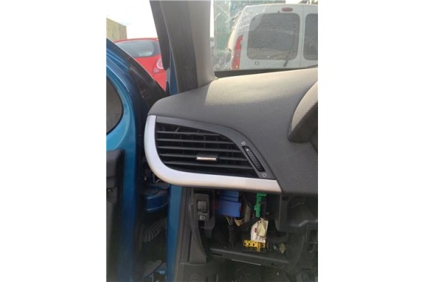 Recambio de rejilla entrada de aire para peugeot 207 1.6 hdi referencia OEM IAM 8265V5 8265LX 