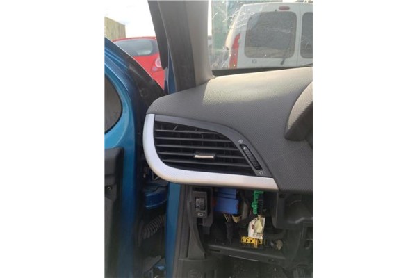 Recambio de rejilla entrada de aire para peugeot 207 1.6 hdi referencia OEM IAM 8265V5 8265LX 