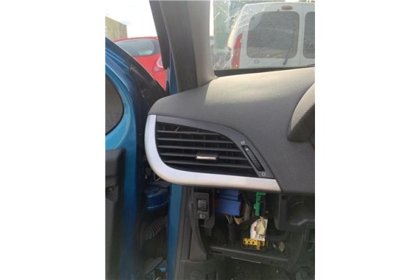 Recambio de rejilla entrada de aire para peugeot 207 1.6 hdi referencia OEM IAM 8265V5 8265LX 
