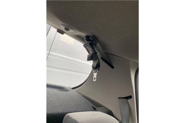 Recambio de anclaje cinturon trasero central para renault clio iii 1.5 dci (c/br1g) referencia OEM IAM 8200683944  