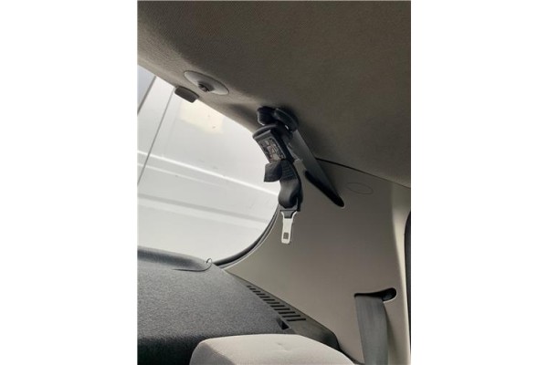 Recambio de anclaje cinturon trasero central para renault clio iii 1.5 dci (c/br1g) referencia OEM IAM 8200683944  