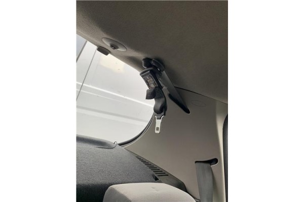 Recambio de anclaje cinturon trasero central para renault clio iii 1.5 dci (c/br1g) referencia OEM IAM 8200683944  