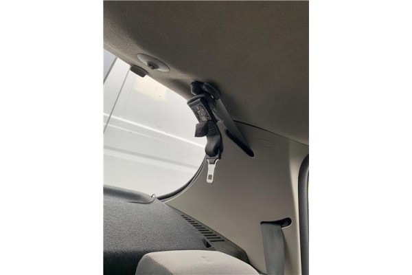 Recambio de anclaje cinturon trasero central para renault clio iii 1.5 dci (c/br1g) referencia OEM IAM 8200683944  