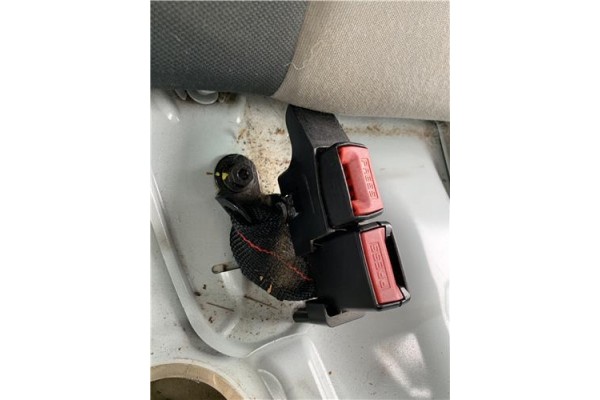 Recambio de anclaje cinturon trasero derecho para renault clio iii 1.5 dci (c/br1g) referencia OEM IAM 8200684017  