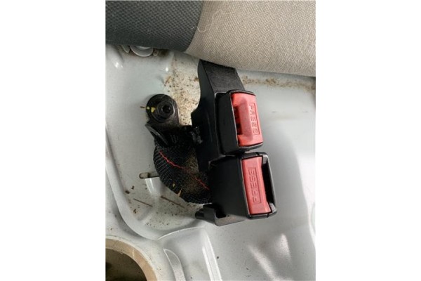 Recambio de anclaje cinturon trasero derecho para renault clio iii 1.5 dci (c/br1g) referencia OEM IAM 8200684017  