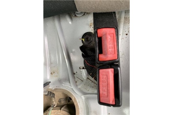 Recambio de anclaje cinturon trasero derecho para renault clio iii 1.5 dci (c/br1g) referencia OEM IAM 8200684017  