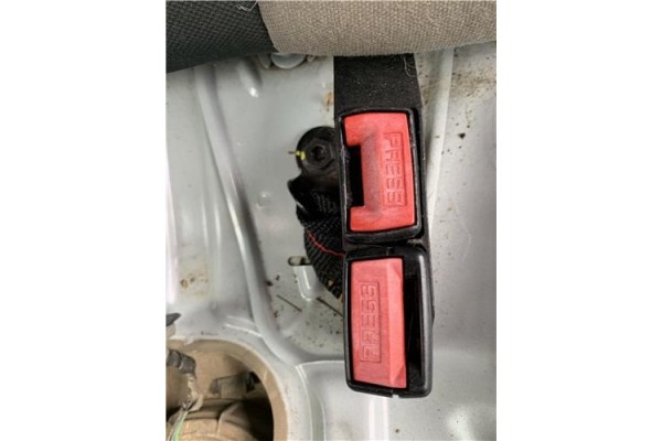 Recambio de anclaje cinturon trasero derecho para renault clio iii 1.5 dci (c/br1g) referencia OEM IAM 8200684017  