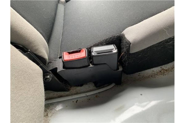 Recambio de anclaje cinturon trasero izquierdo para renault clio iii 1.5 dci (c/br1g) referencia OEM IAM 8200684024  