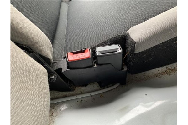 Recambio de anclaje cinturon trasero izquierdo para renault clio iii 1.5 dci (c/br1g) referencia OEM IAM 8200684024  