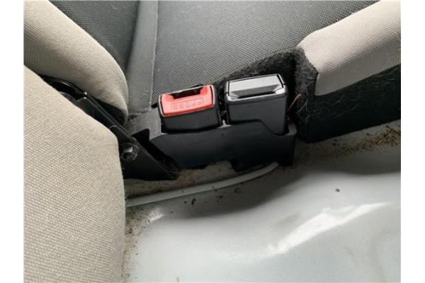 Recambio de anclaje cinturon trasero izquierdo para renault clio iii 1.5 dci (c/br1g) referencia OEM IAM 8200684024  