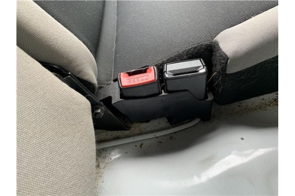 Recambio de anclaje cinturon trasero izquierdo para renault clio iii 1.5 dci (c/br1g) referencia OEM IAM 8200684024  