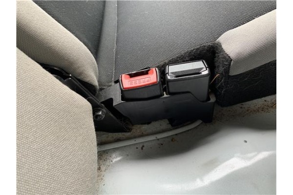 Recambio de anclaje cinturon trasero izquierdo para renault clio iii 1.5 dci (c/br1g) referencia OEM IAM 8200684024  