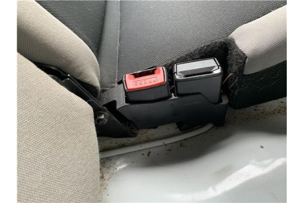 Recambio de anclaje cinturon trasero izquierdo para renault clio iii 1.5 dci (c/br1g) referencia OEM IAM 8200684024  