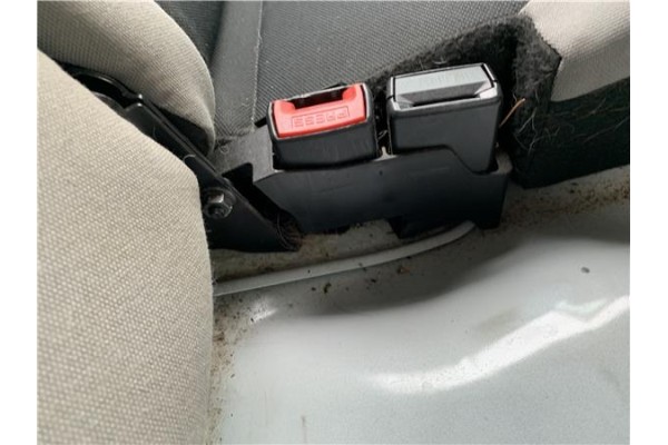 Recambio de anclaje cinturon trasero izquierdo para renault clio iii 1.5 dci (c/br1g) referencia OEM IAM 8200684024  