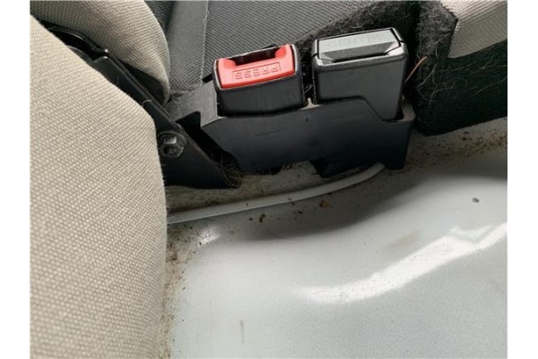 Recambio de anclaje cinturon trasero izquierdo para renault clio iii 1.5 dci (c/br1g) referencia OEM IAM 8200684024  