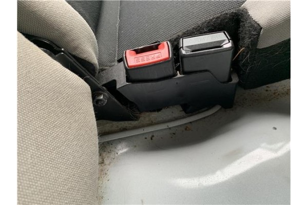 Recambio de anclaje cinturon trasero izquierdo para renault clio iii 1.5 dci (c/br1g) referencia OEM IAM 8200684024  