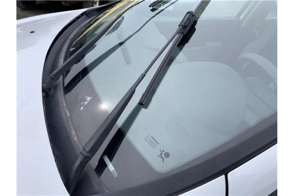 Recambio de brazo limpiaparabrisas delantero izquierdo para renault clio iii 1.5 dci (c/br1g) referencia OEM IAM 7701063181  