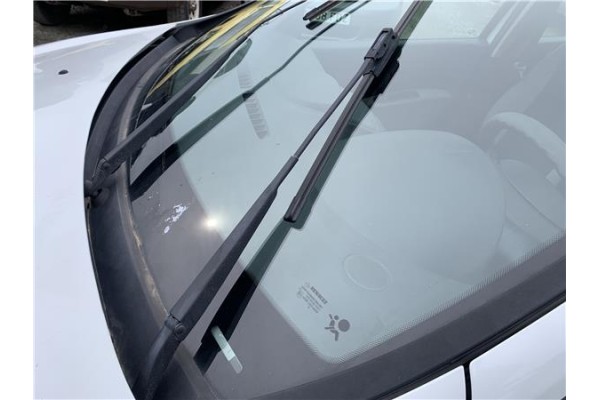 Recambio de brazo limpiaparabrisas delantero izquierdo para renault clio iii 1.5 dci (c/br1g) referencia OEM IAM 7701063181  