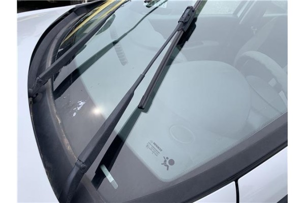 Recambio de brazo limpiaparabrisas delantero izquierdo para renault clio iii 1.5 dci (c/br1g) referencia OEM IAM 7701063181  