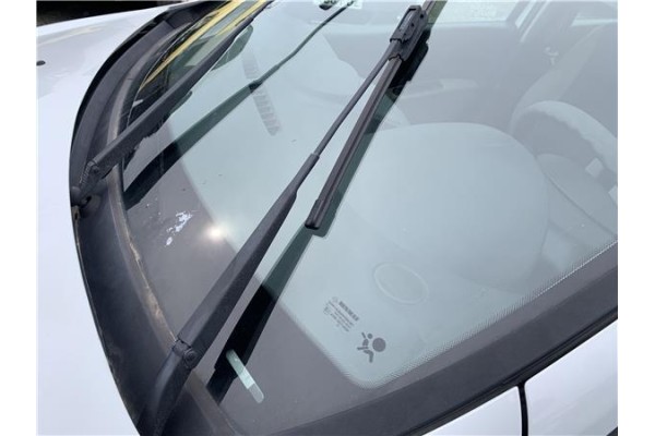 Recambio de brazo limpiaparabrisas delantero izquierdo para renault clio iii 1.5 dci (c/br1g) referencia OEM IAM 7701063181  