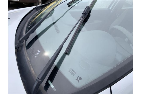 Recambio de brazo limpiaparabrisas delantero izquierdo para renault clio iii 1.5 dci (c/br1g) referencia OEM IAM 7701063181  