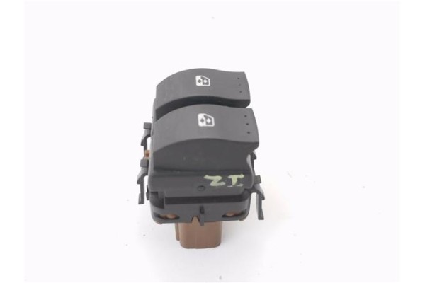 Recambio de mando elevalunas delantero izquierdo para renault megane ii classic berlina 2.0 expression referencia OEM IAM 315040
