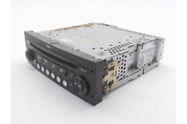 Recambio de autoradio para peugeot 207 1.4 referencia OEM IAM 96660454XT 16077506XT 